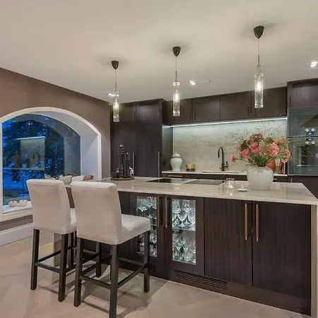 The Crown Jewel Of Luxury In Centre ! Lejlighed *