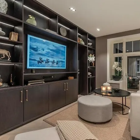 The Crown Jewel Of Luxury In Centre ! Lejlighed