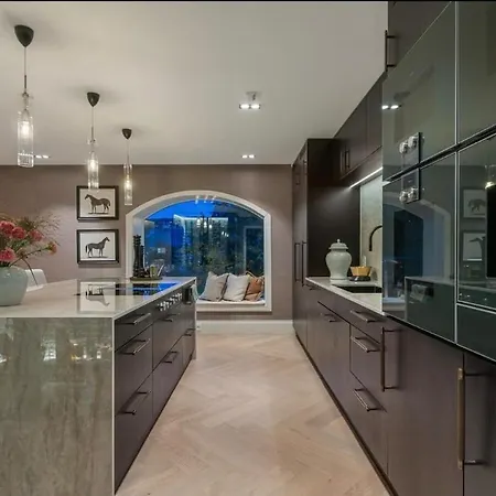 The Crown Jewel Of Luxury In Centre ! Lejlighed