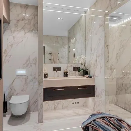 The Crown Jewel Of Luxury In Centre ! *
