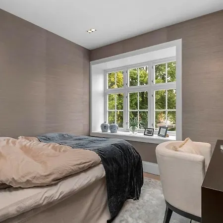 The Crown Jewel Of Luxury In Centre ! Lejlighed *